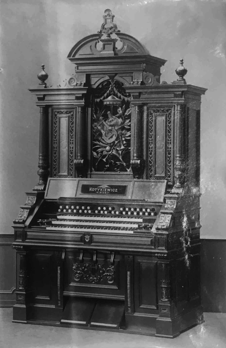 Dreimanualiges Harmonium Mit großem Aufbau